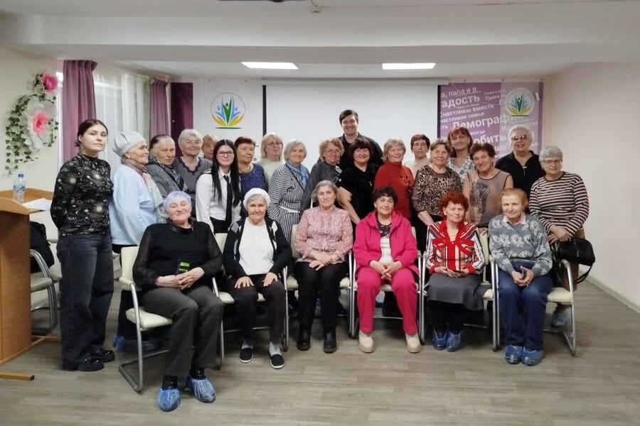 Студенты Академии помогают пожилым людям осваивать современные технологии.