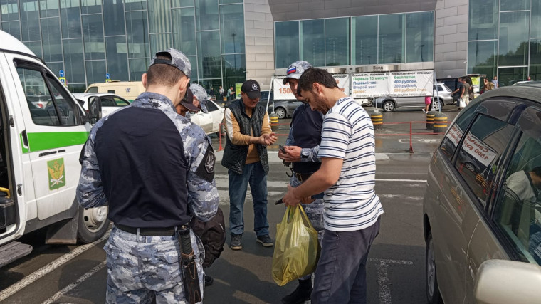 Судебные приставы Алтайского края отправили на родину  незаконных мигрантов.